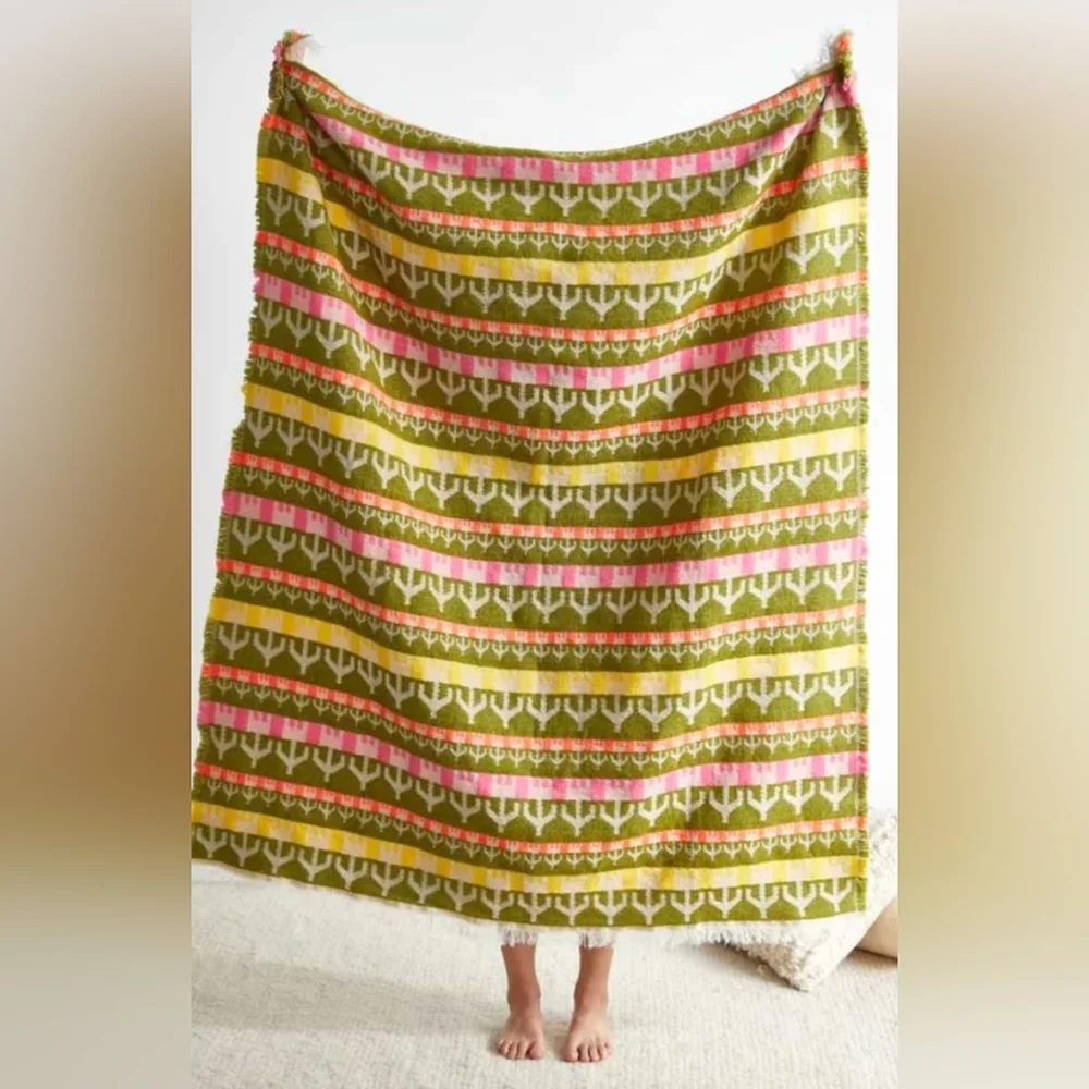 TULIP FIELD Throw Blanket by Urban Outfitters - Picture 3 of 9